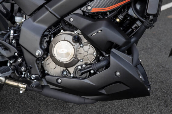 Detail van de QJ Motor SRK 125 S Grey