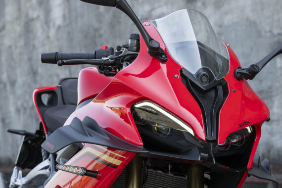 Detail van de QJ Motor SRK 800 RR Red