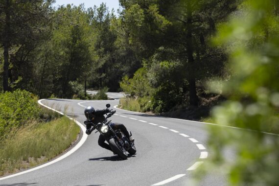 Touren in de natuur op de Royal Enfield Guerrilla 450